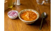 Ciorbă de fasole cu ciolan și ceapă roșie